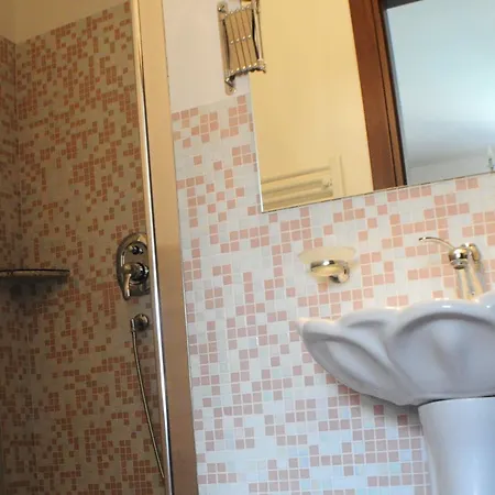 לינה וארוחת בוקר Little Rhome 4*