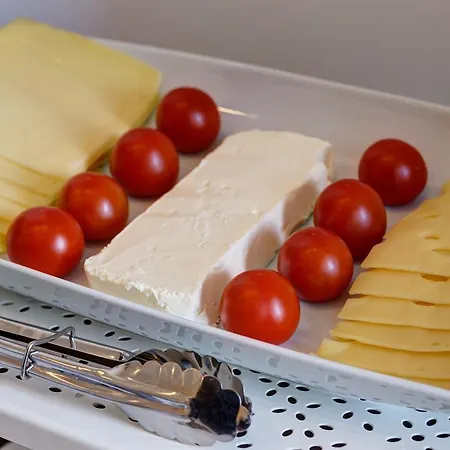 לינה וארוחת בוקר Little Rhome 4*